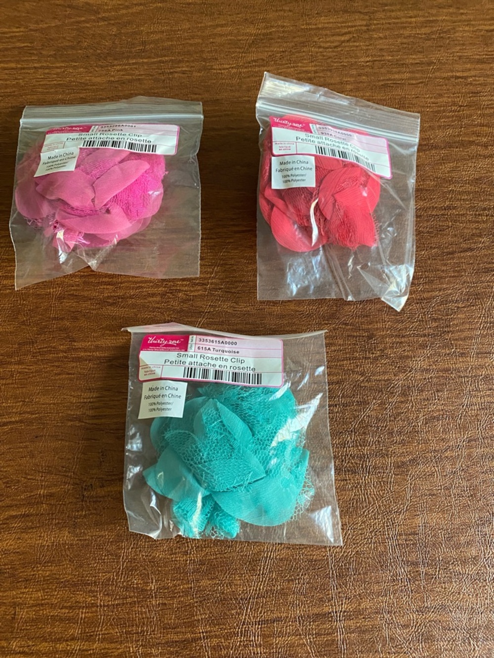 Thirty one small rosetta clips (3)